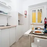 Praca Flores Apartment